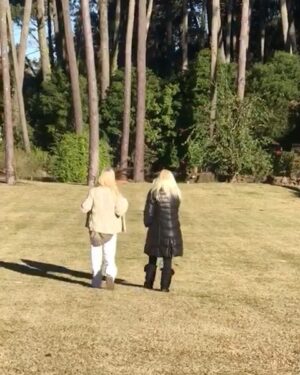 Susana Giménez Instagram - Todos los días hacemos con Mecha una “caminata recuperativa” post COVID para mejorar la capacidad de los pulmones. Es increíble como cada vez se puede un poco más!

#health #walking #susanagimenez #family