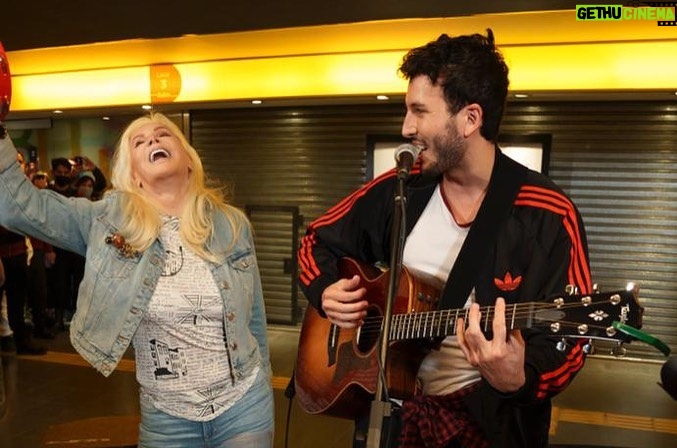 Susana Giménez Instagram - Como nos divertimos recorriendo Buenos Aires con @sebastianyatra que es un amor y a partir de ahora tambien un amigo Muy pronto por @paramountplusla Buenos Aires, Argentina