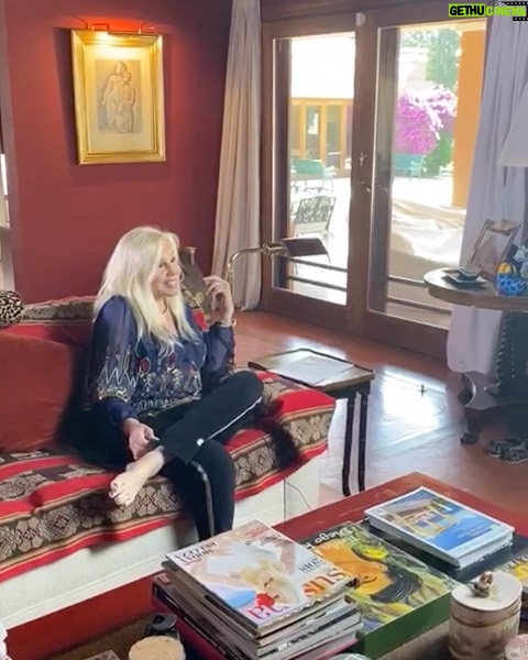 Susana Giménez Instagram - Preparándonos para la transmisión de hoy a las 22,00 hs en www.premios produ.com me entregan un reconocimiento a “Una vida dedicada al arte” Es importante lo que está pasando con las series de latinos e hispanos parlantes en el mundo. Cada vez son más los talentos que surgen de Mexico, Argentina, España, Colombia....Gracias Premios Produ!!! #susanagimenez #latinamerica Uruguay, Punta Del Este