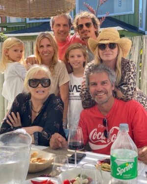 Susana Giménez Instagram - Family day ❤️✨
Cumpleaños de mi hermana Carolina, en Punta con mis hermanos, sobrinos, cuñado e hija. Feliz.

#wearefamily #family #love