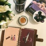 Susana Giménez Instagram - Todos lunes organizo la semana mientras tomo un rico café Macchiato☕️✨ A pesar de toda la tecnología que existe hoy, no cambio por nada mi agenda de papel. Les pasa lo mismo? @macchiato.ar #cafe #Monday #mood #planner #agenda #morning #routine #susanagimenez #moments En Mi Casa