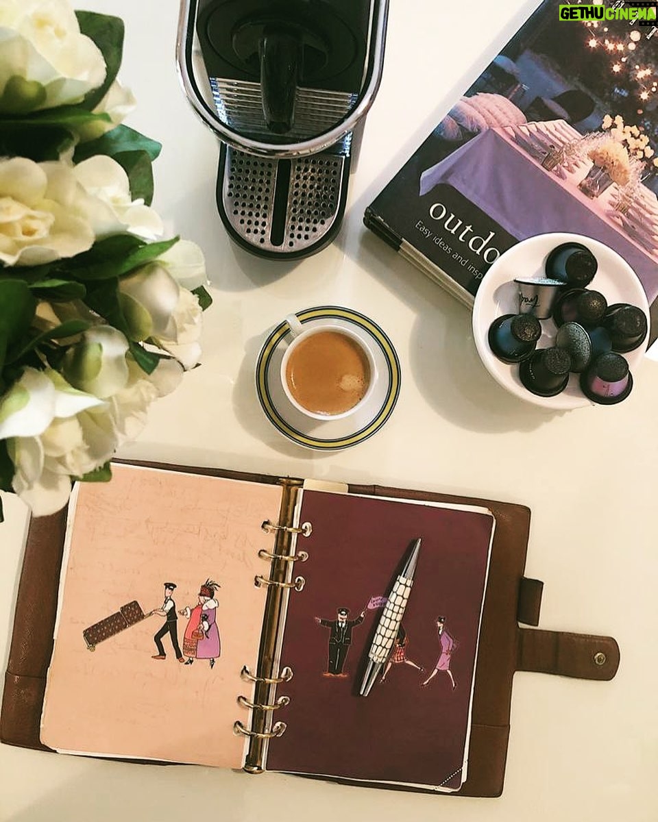 Susana Giménez Instagram - Todos lunes organizo la semana mientras tomo un rico café Macchiato☕️✨ A pesar de toda la tecnología que existe hoy, no cambio por nada mi agenda de papel. Les pasa lo mismo? @macchiato.ar #cafe #Monday #mood #planner #agenda #morning #routine #susanagimenez #moments En Mi Casa
