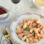 Susana Giménez Instagram - Las pastas me vuelven loca! Antes las hacía solo con aceite o salsa de tomate, pero ahora que estoy probando recetas nuevas mezclé el tomate con un poco de @casancremarg Ligero y quedó increíble! No se olviden que hoy es 29 y hay que poner un billete debajo del plato para la suerte y la prosperidad (yo jamás dejo de ponerlo)… Bon appétit! Ñoquis de papa y salsa rosa INGREDIENTES 500 g de puré de papas 100 g de harina 000 1 huevo 1 botella de tomate triturado Casancrem ligero a gusto PREPARACIÓN Cocinamos las papas con cáscara desde el agua fría. Una vez que estén listas, las pelamos, hacemos puré e incorporamos el huevo, la sal y la pimienta; tamizamos la harina y de a poquito la integramos. Formamos la masa y amasamos, después hacemos choricitos y los vamos cortando con la forma de los ñoquis. Cocinamos en abundante agua con sal. Cuando flotan ya están listos para sacarlos. PREPARACIÓN DE LA SALSA Por otro lado, en una sartén calentamos la salsa de tomate, yo la condimento con un poco de azúcar (muy poquito) aceite, laurel y pimienta. Cuando ya está lista incorporamos a gusto el Casancrem Ligero para formar la salsa rosa y revolvemos. A mí me gusta saltear los fideos, pastas en general, en la sartén con la salsa para que los gustos se fundan y el calor se conserve. Emplaten con un poco de perejil o albahaca para sumar frescura y si quieren un poco de queso rallado! #surecetas #sucocina #susanagimenez #food #gnocchis #ñoquis #salsa #pastas #PlatosConCasanCrem #ConCasanCrem #casancremligero Punta del Este, Uruguay