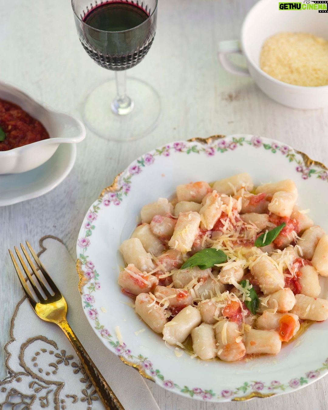 Susana Giménez Instagram - Las pastas me vuelven loca! Antes las hacía solo con aceite o salsa de tomate, pero ahora que estoy probando recetas nuevas mezclé el tomate con un poco de @casancremarg Ligero y quedó increíble! No se olviden que hoy es 29 y hay que poner un billete debajo del plato para la suerte y la prosperidad (yo jamás dejo de ponerlo)… Bon appétit! Ñoquis de papa y salsa rosa INGREDIENTES 500 g de puré de papas 100 g de harina 000 1 huevo 1 botella de tomate triturado Casancrem ligero a gusto PREPARACIÓN Cocinamos las papas con cáscara desde el agua fría. Una vez que estén listas, las pelamos, hacemos puré e incorporamos el huevo, la sal y la pimienta; tamizamos la harina y de a poquito la integramos. Formamos la masa y amasamos, después hacemos choricitos y los vamos cortando con la forma de los ñoquis. Cocinamos en abundante agua con sal. Cuando flotan ya están listos para sacarlos. PREPARACIÓN DE LA SALSA Por otro lado, en una sartén calentamos la salsa de tomate, yo la condimento con un poco de azúcar (muy poquito) aceite, laurel y pimienta. Cuando ya está lista incorporamos a gusto el Casancrem Ligero para formar la salsa rosa y revolvemos. A mí me gusta saltear los fideos, pastas en general, en la sartén con la salsa para que los gustos se fundan y el calor se conserve. Emplaten con un poco de perejil o albahaca para sumar frescura y si quieren un poco de queso rallado! #surecetas #sucocina #susanagimenez #food #gnocchis #ñoquis #salsa #pastas #PlatosConCasanCrem #ConCasanCrem #casancremligero Punta del Este, Uruguay