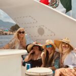 Susana Giménez Instagram - Navegando por el Pacífico con Verónica Castro, Mercedes y Lizzie (una amiga mexicana). Fuimos a Acapulco en el 2018 para grabar un especial con Vero Castro. Hacía años que no iba y me volvió a impactar con su imponente bahía de mar azul cristalino, rodeada de edificios y mansiones increíbles con las sierras como custodiando sus espaldas. Es un paraíso mexicano y tiene todo para pasarla bien: playas de arena blanca y agua cristalina, deportes para todos: surf, sky, buceo, golf … Y por la noche, excelentes restaurantes y mucha vida nocturna. #travel #suviajes #susanagimenez #mexico #acapulco #friends #goodtimes #world #beach