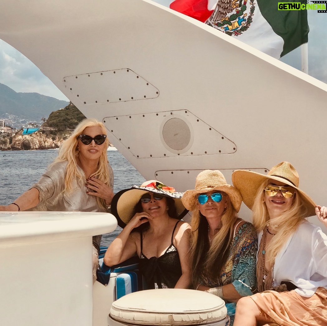 Susana Giménez Instagram - Navegando por el Pacífico con Verónica Castro, Mercedes y Lizzie (una amiga mexicana). Fuimos a Acapulco en el 2018 para grabar un especial con Vero Castro. Hacía años que no iba y me volvió a impactar con su imponente bahía de mar azul cristalino, rodeada de edificios y mansiones increíbles con las sierras como custodiando sus espaldas. Es un paraíso mexicano y tiene todo para pasarla bien: playas de arena blanca y agua cristalina, deportes para todos: surf, sky, buceo, golf … Y por la noche, excelentes restaurantes y mucha vida nocturna. #travel #suviajes #susanagimenez #mexico #acapulco #friends #goodtimes #world #beach