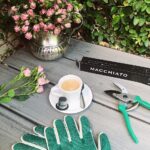 Susana Giménez Instagram - Podría estar horas trabajando en el jardín, me entretiene muchísimo y me relaja. Cada tanto hago un alto, me tomo un café y sigo!!! #moments #hobby #jardin #nature #coffe #cafe #susanagimenez #flowers @macchiato.ar