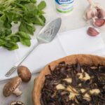 Susana Giménez Instagram - ¿Saben que descubrí? Se puede comer rico y liviano. Hice esta tarta (con ayuda, obvio) y la acompañé con una buena ensalada… ¿Nada mal no? Tarta de champiñones, cebolla y queso INGREDIENTES 400 g de champiñones 3 cebollas moradas medianas 2 cucharadas de @casancremarg Ligero 150 g de queso (el que les guste que se derrita, yo usé cremoso) 1 masa integral 2 huevos PREPARACIÓN En una sartén rehogamos con un poco de aceite las cebollas cortadas en juliana, cuando ya están un poco doradas sumamos los champiñones cortados en cuartos. Si quieren pueden sumarle un chorrito de vino para aromatizar. Cocinamos champiñones y cebollas de 5 a 7 minutos y apagamos el fuego. Dejamos enfriar la preparación. Mientras tanto, ponemos en el horno la masa de tarta en una tartera aceitada hasta que se dore, sacar y reservar. Volvemos a agarrar nuestra mezcla, incorporamos 2 huevos batidos con Casancrem Ligero y el queso cortado en cubitos. Revolvemos para integrar, vertemos en la tartera y la ponemos a horno medio por 40 minutos. Los tiempos dependen del tamaño de tartera que tengas y de la potencia de tu horno. La mejor manera de saberlo es pinchando con un cuchillo y que salga seco. Para acompañarlo lo mejor es una ensalada de hojas verdes frescas con un poco de aceto balsámico. #surecetas #sucocina #susanagimenez #food #cook #tarta #salad #lunch #PlatosConCasanCrem #ConCasancrem #CasancremLigero