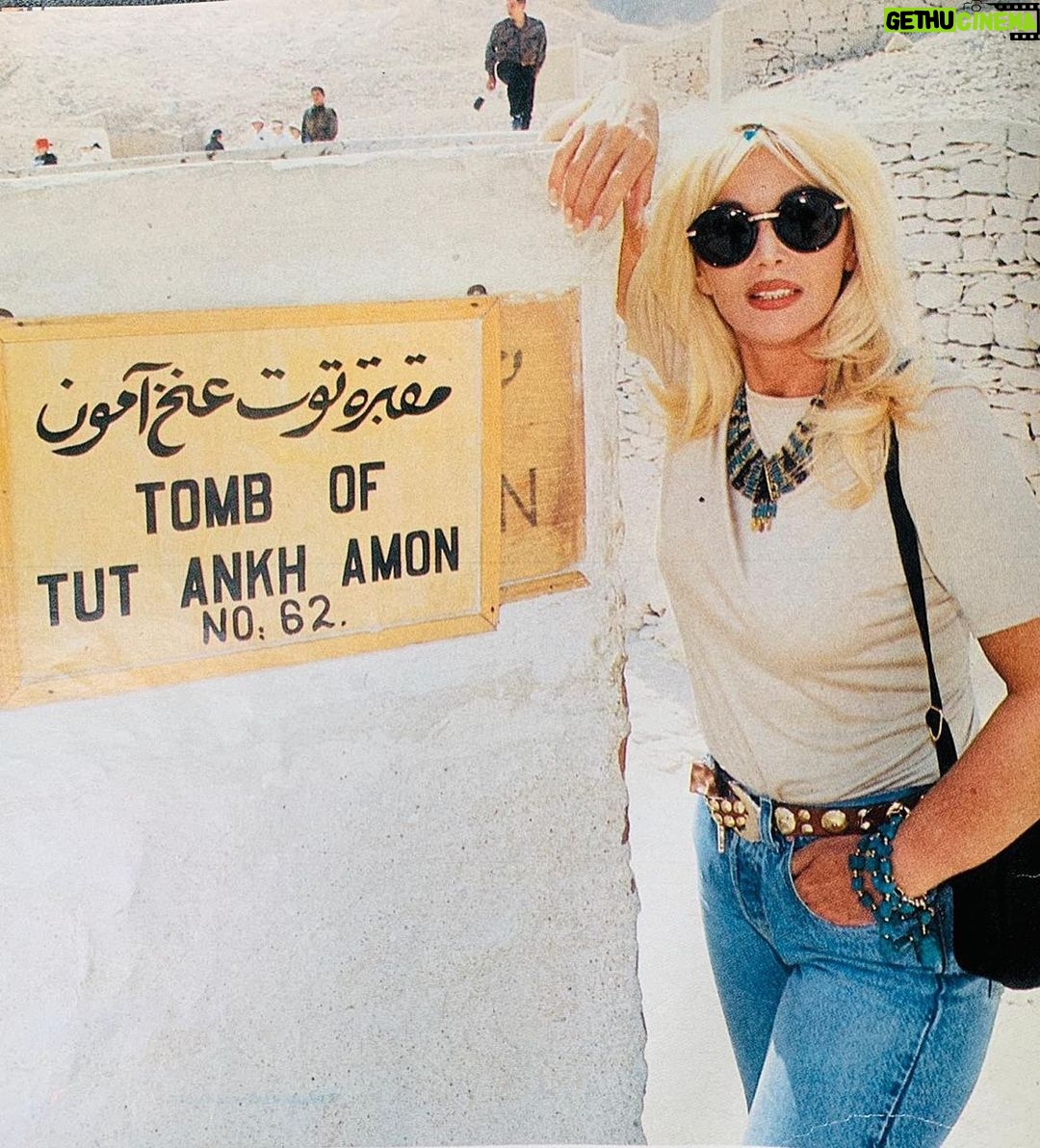 Susana Giménez Instagram - “Quien no ha visto Egipto no ha visto el mundo”. Heródoto Viajé a El Cairo para hacer una producción de fotos para la Revista Caras con un grupo grande comandado por @hectormaugeri (hoy vicedirector de la revista). Nos divertimos como locos, aprendimos muchísimo, recorrimos e hicimos unas fotos divinas en el medio del desierto. Me enamoré de esa ciudad con sus 3000 años de historia. El Cairo antiguo, el moderno, el lujo de sus hoteles, cientos de templos y mezquitas, sus mercados antiguos… Es imposible mantenerse indiferente. #suviajes #moments #travel #world #africa #egipto #susanagimenez #memories #piramids