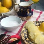 Susana Giménez Instagram - Ya de nuevo en casa! Me traje la cosecha de limones de La Mary y hoy voy a probar las recetas que me pasó @inutilisimas: las cascaritas (que me fascinan), el lemoncello y el budín de naranja. LICOR CREMA DE LEMONCELLO INGREDIENTES - 6 limones - 1/2 litro de alcohol de uso alimenticio - 1 litro de leche - 700 g de azúcar PREPARACIÓN Colocar en un frasco la piel de los limones. Calentar la leche con el azúcar apenas tibia, dejar enfriar y colocar en el frasco. Agregar el alcohol y dejar reposar 48 hs. Después les cuento cómo me sale! #surecetas #sucocina #susanagimenez #cocina #tips #limones #hobby #citricos