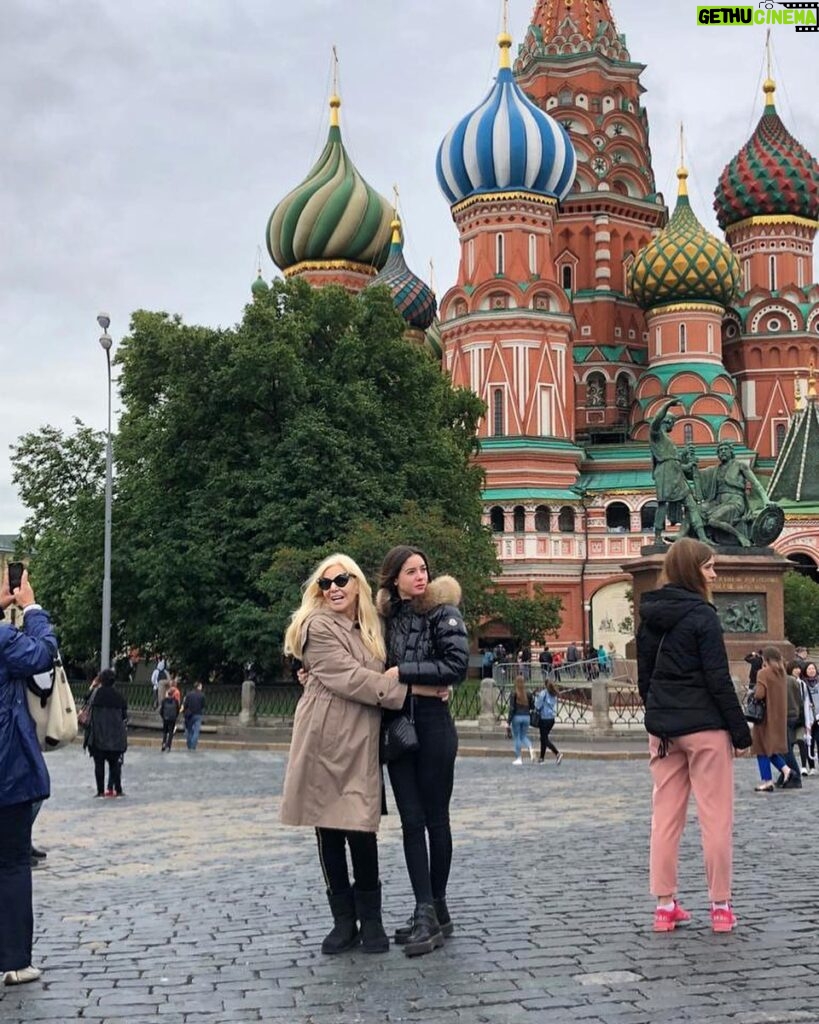 Susana Giménez Instagram - Viajamos con Lucía para el mundial y no paramos un minuto. Fuimos a Moscú y San Petersburgo. Visitamos museos, palacios , jardines…. Toda mi vida me fascinó la historia de Rusia. Sabía que estar ahí donde pasó todo me iba a volver loca, pero superó TODAS mis expectativas. #suviajes #rusia #travel #susngimenez #moments