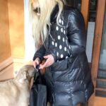Susana Giménez Instagram - Todos a correr!!!! Con @patogimenez (mi hermano) dando una vuelta en La Mary para que los perros jueguen y se diviertan. Que frío hace!!!! Punta del Este, Uruguay