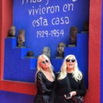 Susana Giménez Instagram - Hoy es el cumpleaños de Frida Kahlo, una artista fantástica de gran personalidad. Les propongo celebrarlo haciendo un recorriendo virtual por “la Casa Azul”, su hogar desde niña y también donde vivió junto a Diego Rivera, su gran amor, los últimos años de su vida (les dejó el link en mis historias). Tuve la fortuna de visitarlo en mi último viaje al DF y les aseguro que es imperdible! @mechasarra #fridakahlo #mexico #susanagimenez #viajes Mexico City