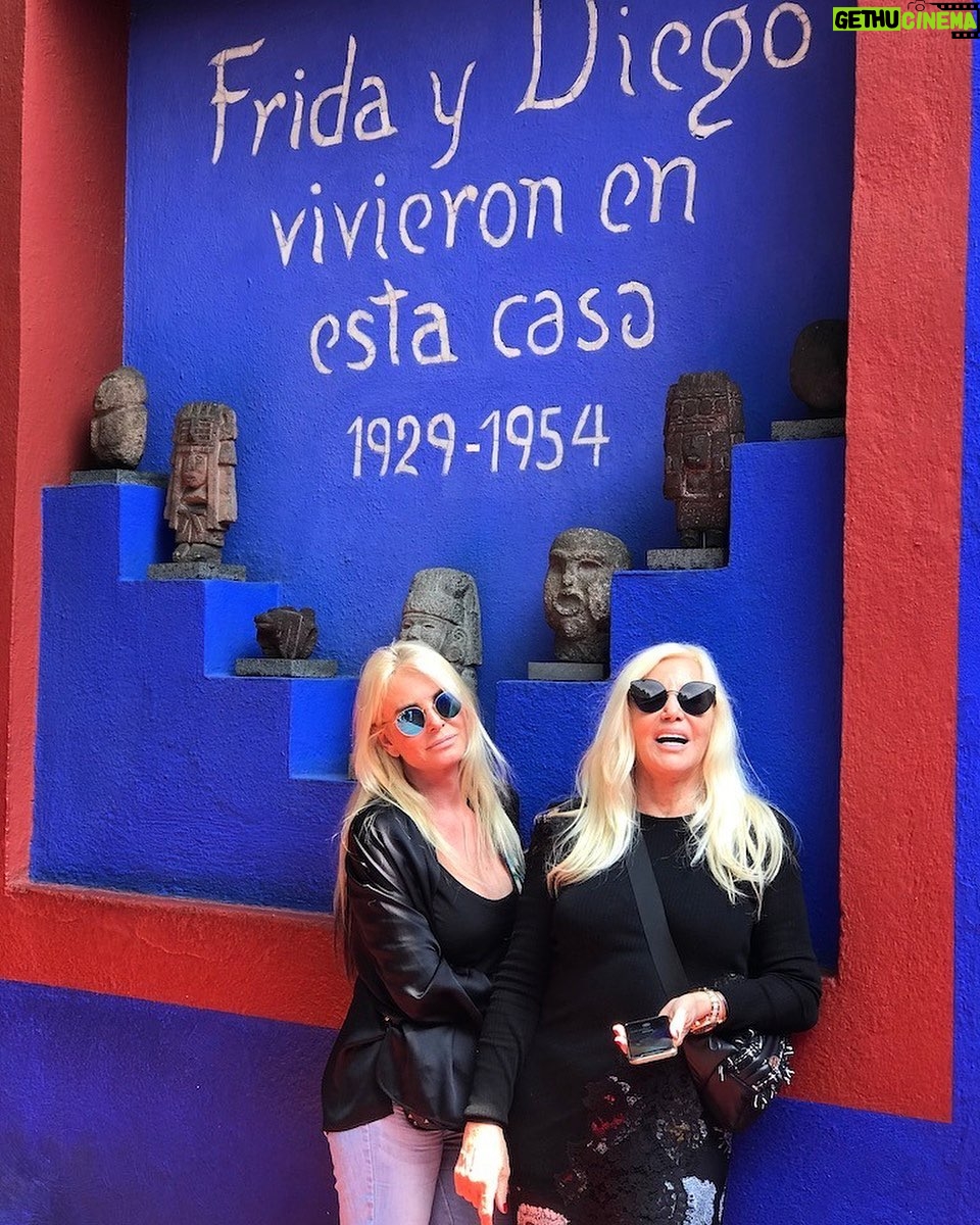 Susana Giménez Instagram - Hoy es el cumpleaños de Frida Kahlo, una artista fantástica de gran personalidad. Les propongo celebrarlo haciendo un recorriendo virtual por “la Casa Azul”, su hogar desde niña y también donde vivió junto a Diego Rivera, su gran amor, los últimos años de su vida (les dejó el link en mis historias). Tuve la fortuna de visitarlo en mi último viaje al DF y les aseguro que es imperdible! @mechasarra #fridakahlo #mexico #susanagimenez #viajes Mexico City