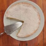 Susana Giménez Instagram - Domingo + cuarentena= Algo rico para tomar el té ✨ Va otra de las receta de Nancy. Una de mis favoritas: la torta de ricotta ❤️ INGREDIENTES 🍋 150 gr de manteca 90 gr de azúcar impalpable ½ de ralladura de limón 1 huevo 1 yema 300 gr de harina 1 cucharadita de polvo de hornear 1 cucharadita de sal RELLENO🧀 600 gr ricotta 140 gr de azúcar 4 claras 1 cucharadita de extracto de vainilla 1 ralladura de un limón 1 ralladura de una naranja 1 huevo PROCEDIMIENTO DE LA MASA: •​Batir la manteca con el azúcar hasta que esté bien cremoso. Agregar la ralladura de limón, el huevo y la yema de a uno, siempre batiendo. •​Tamizar la harina con el polvo de hornear y la sal. •​Incorporar por tandas al batido uniendo rápidamente hasta formar un bollo con la masa •​Dividir la masa, reservando dos tercios por un lado y un tercio por el otro. •​Cubrir los dos bollos con film transparente y llevar al refrigerador por 30 minutos. •​Sacar los bollos de la heladera. •​Estirar el más grande sobre un film hasta lograr un disco redondo de 24 cm de circunferencia y (5 cm) de alto. •​Acomodar la masa en un molde de 24 cm de diámetro y 5 cm de alto, con base desmontable, previamente enmantecado. Forrar los bordes del molde con la masa dejando un 1 cm libre para unir la tapa de la tarta. •​Retirar el film que se utilizó para amasar el bollo y trasladar la masa hasta ubicarla en el molde. •​Estirar el bollo más pequeño hasta alcanzar unos 30 cm de diámetro para hacer la tapa de la torta. RELLENO •​Tamizar la ricotta con el resto de los ingredientes con una batidora manual incorporándole aire a la preparación. •​Colocar el relleno dentro de la tarta con una espátula. •​Pintar el borde de la tarta, ya rellena, con un poco de huevo batido. •​Cubrir con la tapa. •​Presionar sobre los bordes y cortar los excedentes uniendo bien la tapa con los bordes de la masa. •​Pintar con huevo la tapa. •​Horno moderado 180 º durante 40/50 minutos. •​La superficie debe estar levemente dorada. •​Dejar enfriar y colocar azúcar impalpable sobre la tapa. Ustedes que hacen??? #surecetas #susanagimenez #cocina #torta #ricotta En Casa
