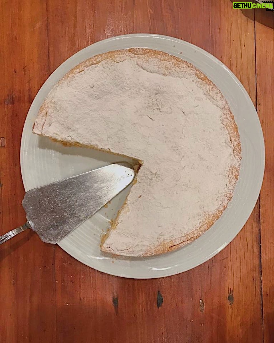 Susana Giménez Instagram - Domingo + cuarentena= Algo rico para tomar el té ✨ Va otra de las receta de Nancy. Una de mis favoritas: la torta de ricotta ❤️ INGREDIENTES 🍋 150 gr de manteca 90 gr de azúcar impalpable ½ de ralladura de limón 1 huevo 1 yema 300 gr de harina 1 cucharadita de polvo de hornear 1 cucharadita de sal RELLENO🧀 600 gr ricotta 140 gr de azúcar 4 claras 1 cucharadita de extracto de vainilla 1 ralladura de un limón 1 ralladura de una naranja 1 huevo PROCEDIMIENTO DE LA MASA: •Batir la manteca con el azúcar hasta que esté bien cremoso. Agregar la ralladura de limón, el huevo y la yema de a uno, siempre batiendo. •Tamizar la harina con el polvo de hornear y la sal. •Incorporar por tandas al batido uniendo rápidamente hasta formar un bollo con la masa •Dividir la masa, reservando dos tercios por un lado y un tercio por el otro. •Cubrir los dos bollos con film transparente y llevar al refrigerador por 30 minutos. •Sacar los bollos de la heladera. •Estirar el más grande sobre un film hasta lograr un disco redondo de 24 cm de circunferencia y (5 cm) de alto. •Acomodar la masa en un molde de 24 cm de diámetro y 5 cm de alto, con base desmontable, previamente enmantecado. Forrar los bordes del molde con la masa dejando un 1 cm libre para unir la tapa de la tarta. •Retirar el film que se utilizó para amasar el bollo y trasladar la masa hasta ubicarla en el molde. •Estirar el bollo más pequeño hasta alcanzar unos 30 cm de diámetro para hacer la tapa de la torta. RELLENO •Tamizar la ricotta con el resto de los ingredientes con una batidora manual incorporándole aire a la preparación. •Colocar el relleno dentro de la tarta con una espátula. •Pintar el borde de la tarta, ya rellena, con un poco de huevo batido. •Cubrir con la tapa. •Presionar sobre los bordes y cortar los excedentes uniendo bien la tapa con los bordes de la masa. •Pintar con huevo la tapa. •Horno moderado 180 º durante 40/50 minutos. •La superficie debe estar levemente dorada. •Dejar enfriar y colocar azúcar impalpable sobre la tapa. Ustedes que hacen??? #surecetas #susanagimenez #cocina #torta #ricotta En Casa