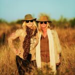Susana Giménez Instagram - #Hoy viajamos a Sudáfrica Volamos a Johannesburgo para hacer el programa desde allá durante el Mundial del 2010. Visitamos Sun City, un hotel increíblemente lujoso con su propia reserva donde paseamos en elefante. Después volamos a Singita y nos alojamos en el Ebony Lodge, un paraíso escondido dentro del Parque Kruger, el más grande de Sudáfrica. Hicimos safaris al amanecer algunos días y al atardecer otros. Recorrimos la selva en Jeeps, con guías que nos cuidaban y enseñaban todo sobre cada especie. Logramos ver los 5 grandes: Leones, leopardos, rinocerontes, elefantes y búfalos, entre muchos otros animales. Si pueden, aunque sea una vez en la vida, esta es una experiencia inolvidable que realmente les recomiendo vivir. #moments #travel #susanagimenez #quedateencasa #africa #sudafrica