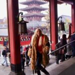 Susana Giménez Instagram - Hoy viajamos a Tokio, uno de las ciudades más impresionantes que tuve la suerte de conocer. Lo que más me llamó la atención? La cantidad de gente en la calle, los edificios, las luces, la pulcritud de los taxis y el subte. Visitamos Senso – Ji un gran templo budista. Quieren ver más postales de mi viaje? Les dejo los mejores momentos en stories☝️ #travel #quedateencasa #viajes #susanagimenez #moments