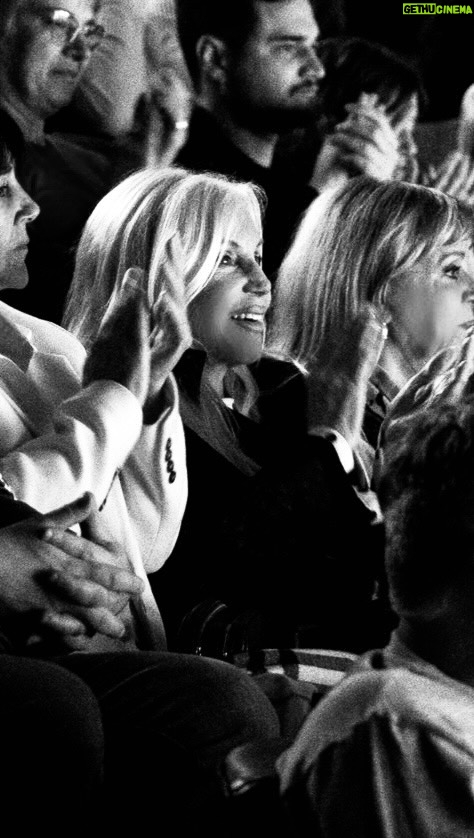 Susana Giménez Instagram - Noche de teatro y amigas con @tetecoustarotoficial . Que lindo ver la calle Corrientes llena de gente! No se pierdan “Votemos” en el Metropolitan es una obra fabulosa. A la salida fuimos a comer a Edelweiss. Jamás nos faltan temas! 😂😂😂 CABA Buenos Aires