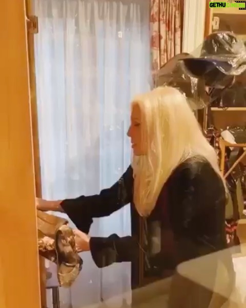 Susana Giménez Instagram - Sigo sin poder arreglar esto! Ustedes ya donaron? Qué se quieren ganar? ❤️💫 Entrá en www.mercadolibre.com.ar/l/ensuszapatos Doná y participá! #ensuszapatos #cruzrojaargentina
