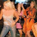Susana Giménez Instagram - Veo que estoy con @fulopcatherine y con @luisanalopilato … Ahora, no me acuerdo dónde, pero nos estábamos diviertiendo como locas 😂🤣😂🤣 #memories #fbf #girls #justwannahavefun #nightout #susanagimenez Friday nights