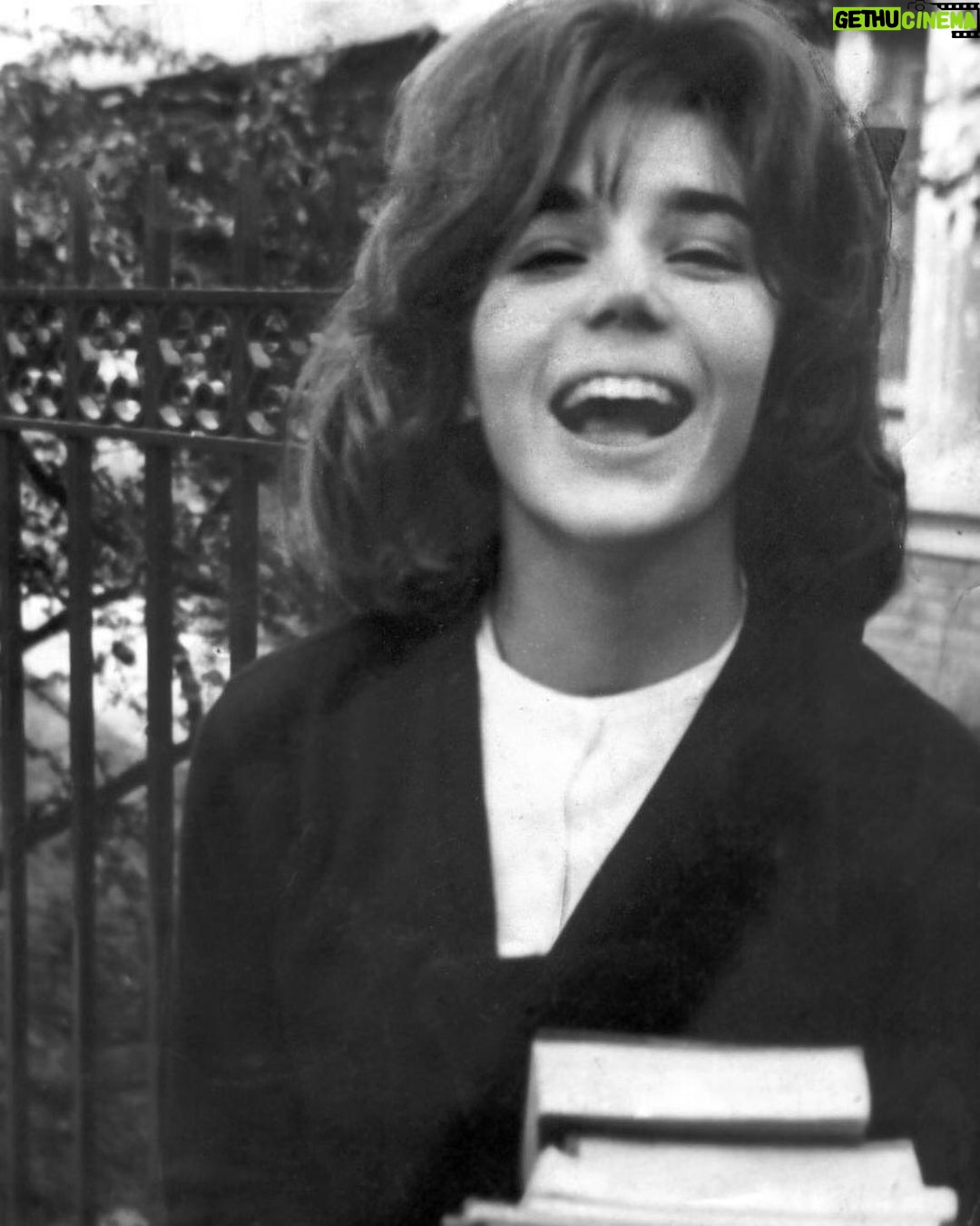 Susana Giménez Instagram - Me gustaba ir al #colegio, aunque no era muy estudiosa. 😂😂😂Esta foto es de cuarto año en el San Isidro Labrador. Daría cualquier cosa por volver a esa época!!!! #backtoschool #school #moments #happiness #susanagimenez #nostalgia #colegiala San Isidro, Buenos Aires