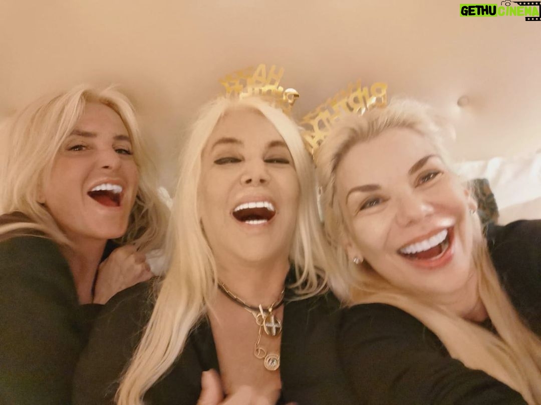Susana Giménez Instagram - Festejando desde la mañana!!! @mechasarra @lizzie_barreraok #NewYork #birthday #birthdaygirl #girlsjustwannahavefun #lol #fun #smile New York, New York