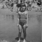 Susana Giménez Instagram – #MardelPlata, verano en familia. Mi cara de felicidad que lo dice todo. Me matan las trencitas…
¿Se acuerdan de esos trajes de baño “nido de abeja”? Yo lo amaba.
#tbt #summer #summerdays #susanagimenez #trends #memories Mar del Plata, Argentina