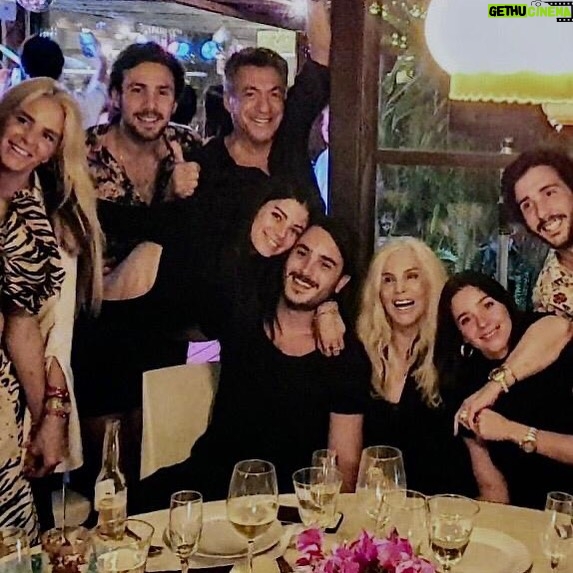 Susana Giménez Instagram - Despidiendo el #2019!!! #newyear #2020 #family #susanagimenez Uruguay, Punta Del Este