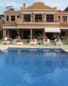 Susana Giménez Instagram - Con sol o sin sol, el verano en #LaMary se trata de horas de charla y juegos alrededor de la #pileta con #familia y #amigos hasta que caiga el sol. #summer #summertime #relax #susanagimenez #sunday Punta del Este, Uruguay