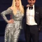 Susana Giménez Instagram - Anoche se hizo la tapa de los personajes del año 2019 de la @revistagenteok .Siempre es un placer encontrarse con amigos, reírse, charlar....La consigna era ir de plateado, me lo habré tomado demasiado en serio 😂😉 San Isidro, Buenos Aires