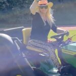 Susana Giménez Instagram – Parte de mi vida en La Mary… amo manejar el tractor y cortar el pasto 😂 Uruguay, Punta Del Este