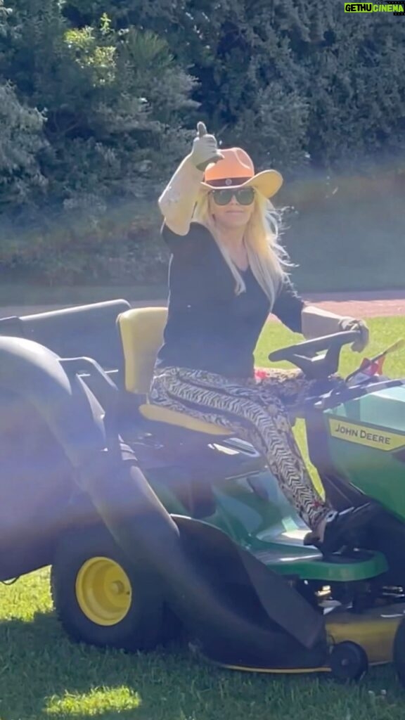 Susana Giménez Instagram - Parte de mi vida en La Mary… amo manejar el tractor y cortar el pasto 😂 Uruguay, Punta Del Este