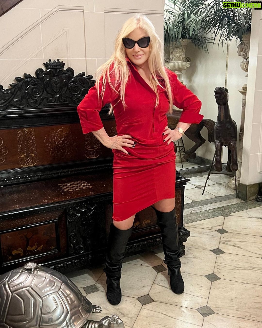 Susana Giménez Instagram - Amo estas botas que son como medias , las podes usar con distintos zapatos . @viviensophie.label