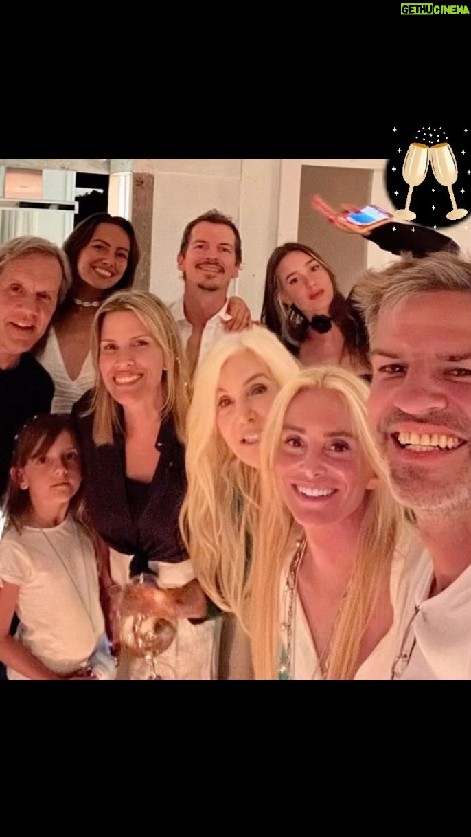 Susana Giménez Instagram - Y así empezamos el 2024, en lo de mi hermana @caritogimenez Nos recibió como siempre con la casa divina y unas delicatessen que solo ella sabe hacer . Hermanos, hijos, tíos, nietos, sobrinos… de golpe somos un montón!!! ❤️❤️