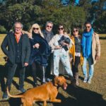 Susana Giménez Instagram – Elenco de Piel de Judas.
Después del asado, salimos a caminar. Día divino en todo sentido.
@rgbredes 🎭