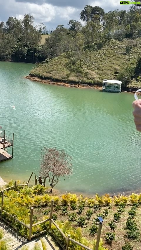 Susana Giménez Instagram - Pidiendo deseos y tirando los globos de mi torta de cumpleaños desde la terraza de mi cuarto en Guatape Colombia