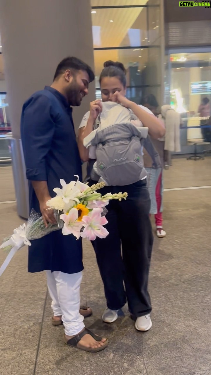 Swara Bhaskar Instagram - Taking little Raabiyaa on her first flight ever.. well it made me realise the value of @fahadzirarahmad all the more! πππ #mammatravel Thank you @nuna_india for the amazing #nunacudl never travelling without it! ππ½β¨ #notanad