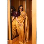 Swara Bhaskar Instagram – It’s giving Desi Gilded Age.. ✨✨✨
In @anavila_m sari with @jewellerybysuparnamalik from my wedding trousseau 😍💖
.
Make Up: @devikajodhani 
Hair: @stylistsony 
Photos: @kvenayaak Jio World Convention Centre