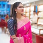 Swasika Instagram - Catch a glimpse of the beautiful newly wed @swasikavj exploring some of the finest pieces from Parinaya, Heritage and Nav collections at Bhima Jewels, Kottayam. Making use of our virtual try on facility, she found the pieces that resonated best with her grace. We wish her a lifetime of happiness and togetherness as she explores this new chapter of her life. #BhimaJewels #swasika #jewellery #storevisit