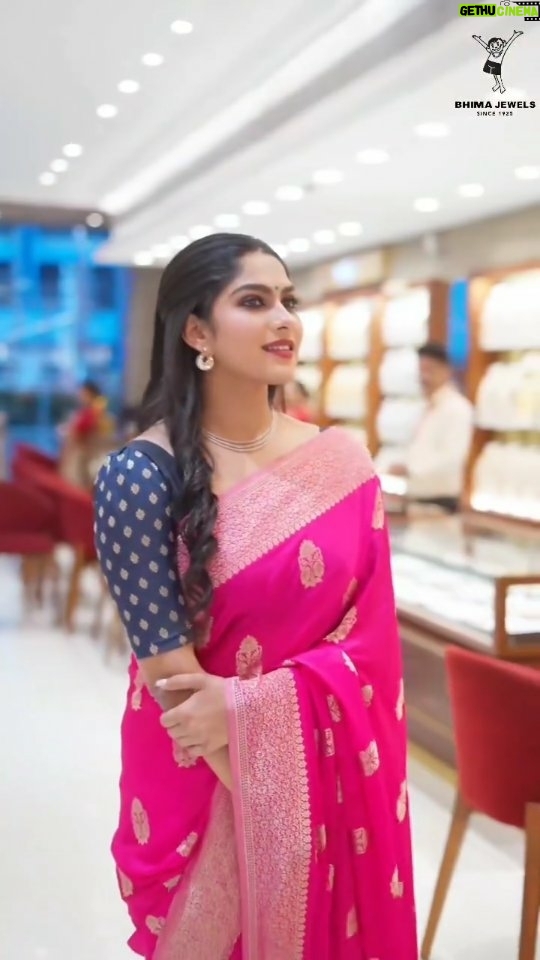 Swasika Instagram - Catch a glimpse of the beautiful newly wed @swasikavj exploring some of the finest pieces from Parinaya, Heritage and Nav collections at Bhima Jewels, Kottayam. Making use of our virtual try on facility, she found the pieces that resonated best with her grace. We wish her a lifetime of happiness and togetherness as she explores this new chapter of her life. #BhimaJewels #swasika #jewellery #storevisit
