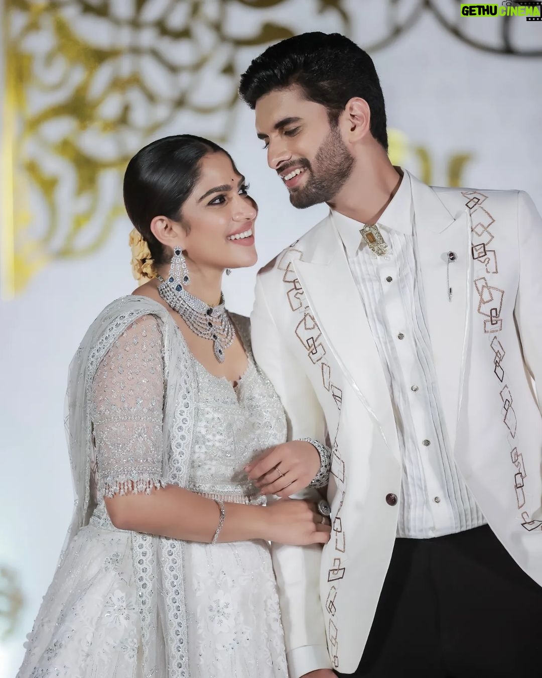 Swasika Instagram - Joined in love, surrounded by joy, family celebrates a wedding filled with happiness and endless blessings.The celebrations will continue.. PS FOR EVER Camera and editz @abi_fine_shooters MUA & Styling @abilashchickumakeupartist Swasikas Costume @jazaashdesignstudio Accessories @goodwillcollectionskerala Styling for Prem @amal_gop Outfit for prem @life_of_colours_ Mua for prem @makeoverbykichu #swasikavj #swasika #premjacob #ps4ever #celebritywedding