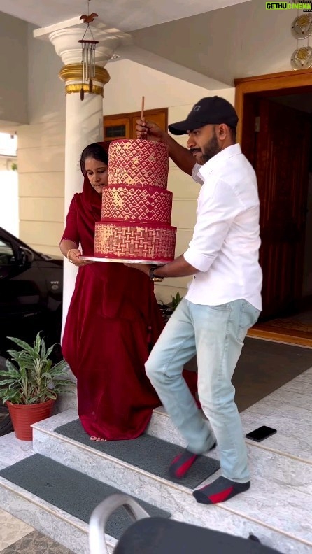 Swasika Instagram - Eight tier wedding cake We made this wedding cake for our @swasikavj @premjacob06 wedding. . . . #swasika #swasikavj #swasikavijay #ps4 #ps4 #ps RECCAA Club