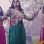 Swasika Instagram - Actress @swasikavj Styling @nithinsuresh_su Mua @abilashchickumakeupartist Gulabi outfit @blackgold_designingstudio Vedio @sksreez #gulabi #wedding #weddingphotography #styling #styledbynithinsuresh #keralawedding Kochi Kerela, India