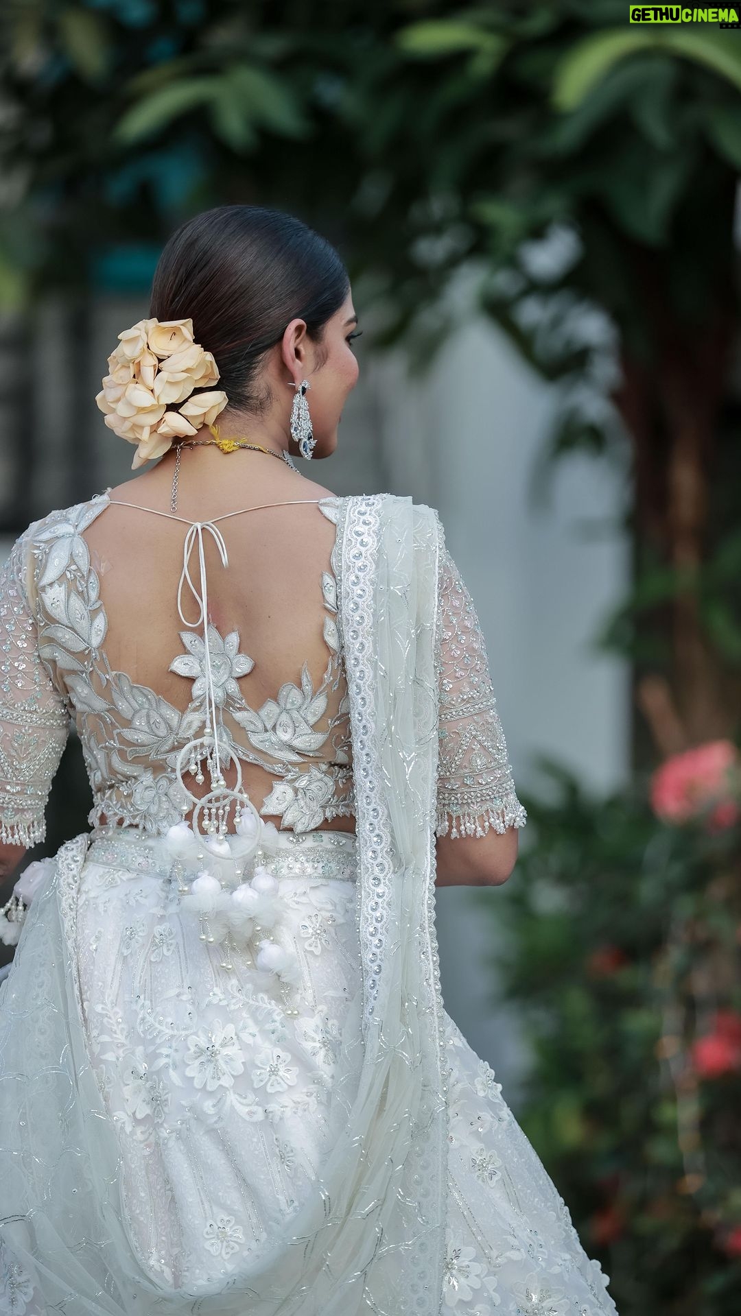 Swasika Instagram - Glimpses of glamour in white…Watch as Swasika twirls through her reception in a symphony of crystals and grace!🤍 Costume @jazaashdesignstudio Mua &sttling @abilashchickumakeupartist Accessories @goodwillcollectionskerala #jazaash #reels #reelsvideo #keralastyle #whitebridal #viral #celebritywedding #trendingreels #celebritybride #swasika #bridesofindia #bridesofkerala #beauty #fashion #love #loveislove #aestheticbride #gorgeousbride #modernbride #indianwedding #wedding