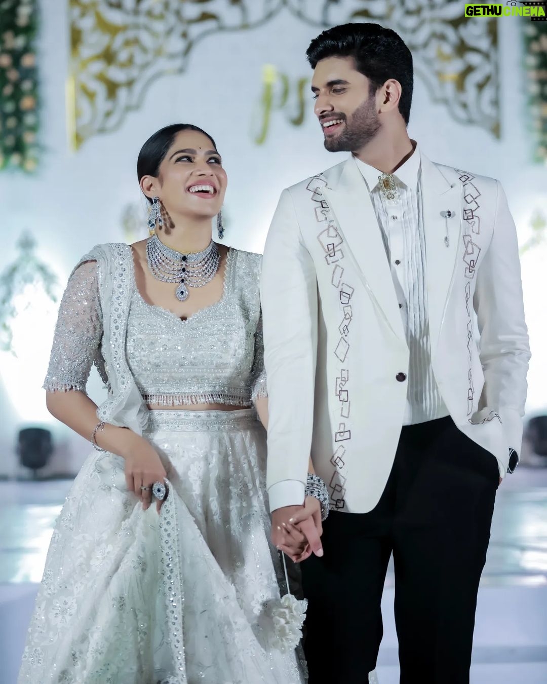 Swasika Instagram - Joined in love, surrounded by joy, family celebrates a wedding filled with happiness and endless blessings.The celebrations will continue.. PS FOR EVER Camera and editz @abi_fine_shooters MUA & Styling @abilashchickumakeupartist Swasikas Costume @jazaashdesignstudio Accessories @goodwillcollectionskerala Styling for Prem @amal_gop Outfit for prem @life_of_colours_ Mua for prem @makeoverbykichu #swasikavj #swasika #premjacob #ps4ever #celebritywedding