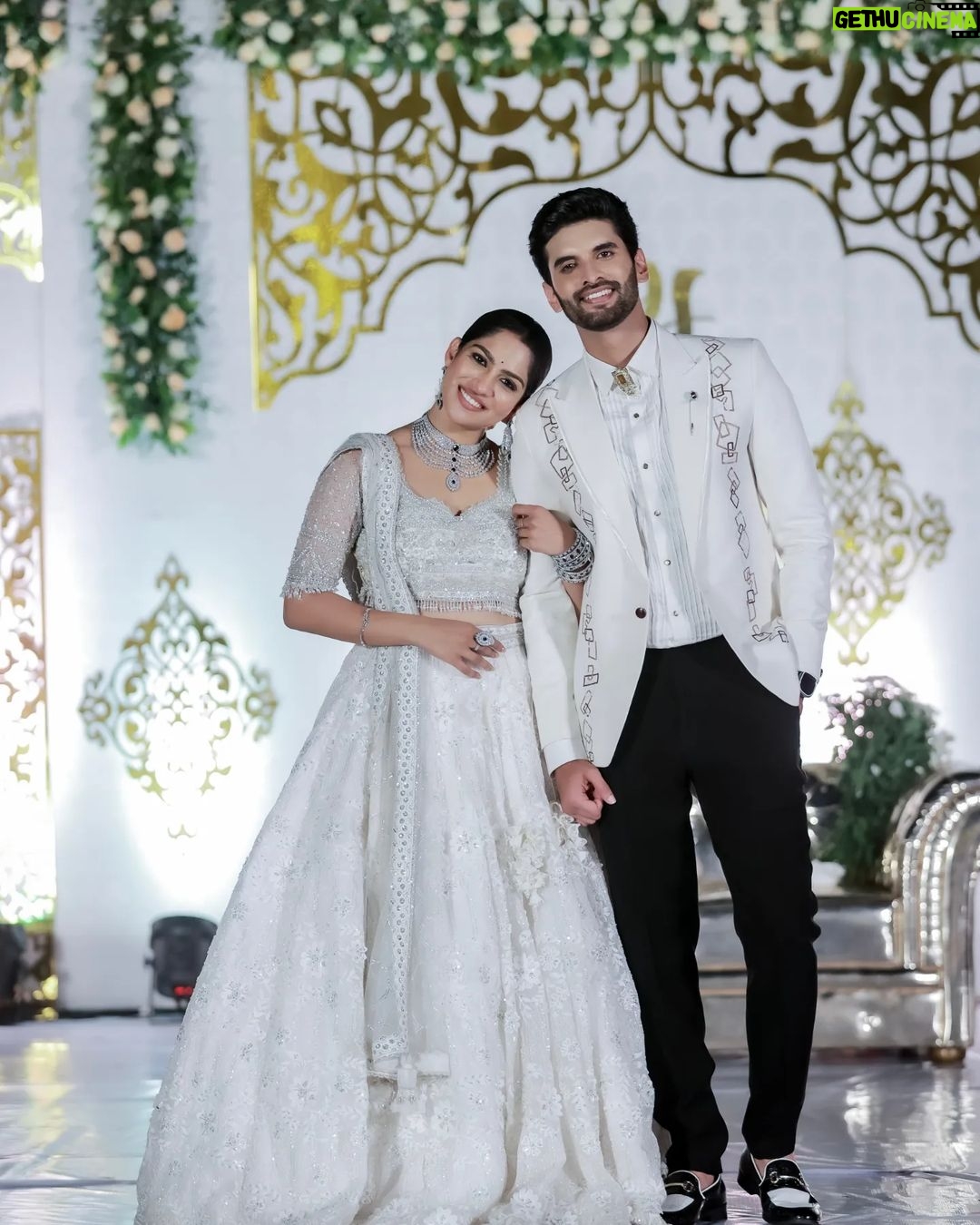 Swasika Instagram - Joined in love, surrounded by joy, family celebrates a wedding filled with happiness and endless blessings.The celebrations will continue.. PS FOR EVER Camera and editz @abi_fine_shooters MUA & Styling @abilashchickumakeupartist Swasikas Costume @jazaashdesignstudio Accessories @goodwillcollectionskerala Styling for Prem @amal_gop Outfit for prem @life_of_colours_ Mua for prem @makeoverbykichu #swasikavj #swasika #premjacob #ps4ever #celebritywedding