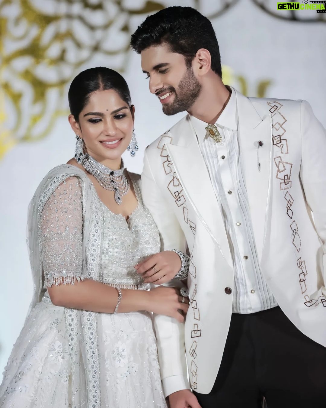 Swasika Instagram - Joined in love, surrounded by joy, family celebrates a wedding filled with happiness and endless blessings.The celebrations will continue.. PS FOR EVER Camera and editz @abi_fine_shooters MUA & Styling @abilashchickumakeupartist Swasikas Costume @jazaashdesignstudio Accessories @goodwillcollectionskerala Styling for Prem @amal_gop Outfit for prem @life_of_colours_ Mua for prem @makeoverbykichu #swasikavj #swasika #premjacob #ps4ever #celebritywedding