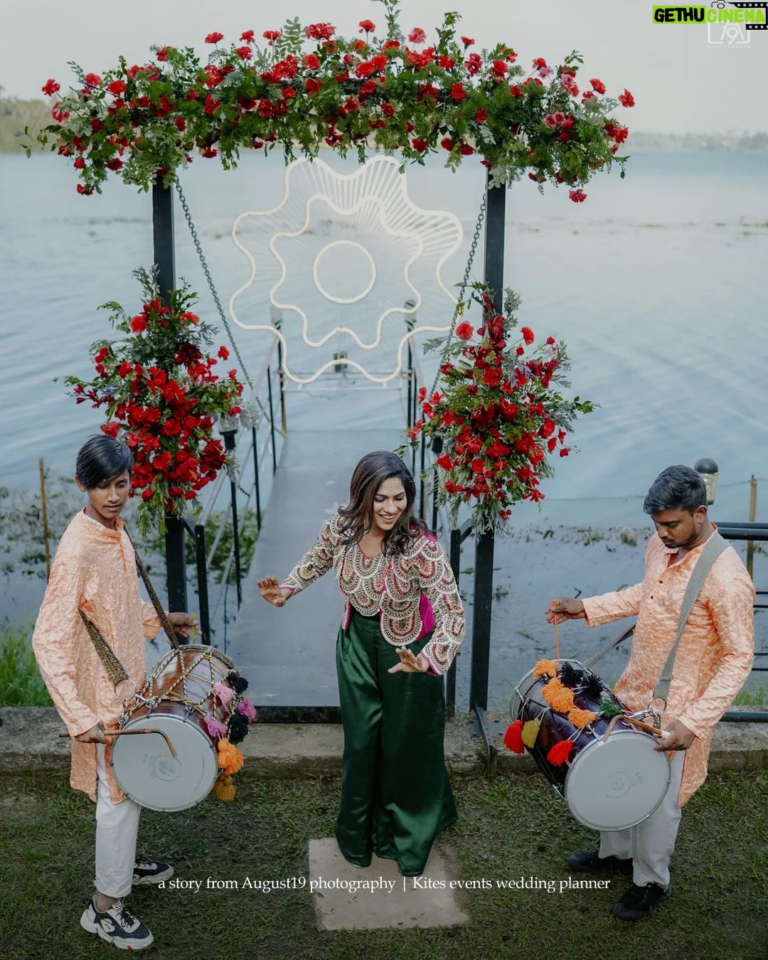 Swasika Instagram - Gulabi ❤️ Mua : @abilashchickumakeupartist Styling : @nithinsuresh_su Blouse : @blackgold_designingstudio Photography: @august19photography Event : @kites_events_ Location @s_river_resorts #swasikavj #swasika #swasikavijay #dakshina #keralasaree #ps4ever #premjacob