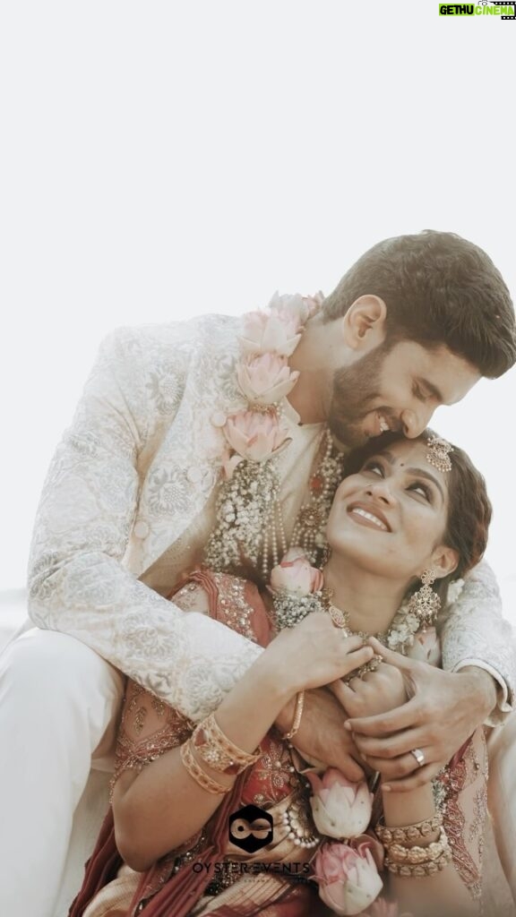 Swasika Instagram - A successful marriage requires falling in love many times, always with the same person ✨ We think they have fallen in love thousands of times already 😌 @swasikavj @premjacob06 . . Music director : @goutham_vincent All event credits goes to : @oyster_events_ Videography : @amalsivadas . . #swasika #swasikavj #swasika_diehard_fans #swasika_vj_aksfa #swasik #swasika #new #trending #sureshgopi #wedding #superb #suggestions #explore #swasikawedding #trending #instavideo #soohappy #married Cherai Beach, Kochi
